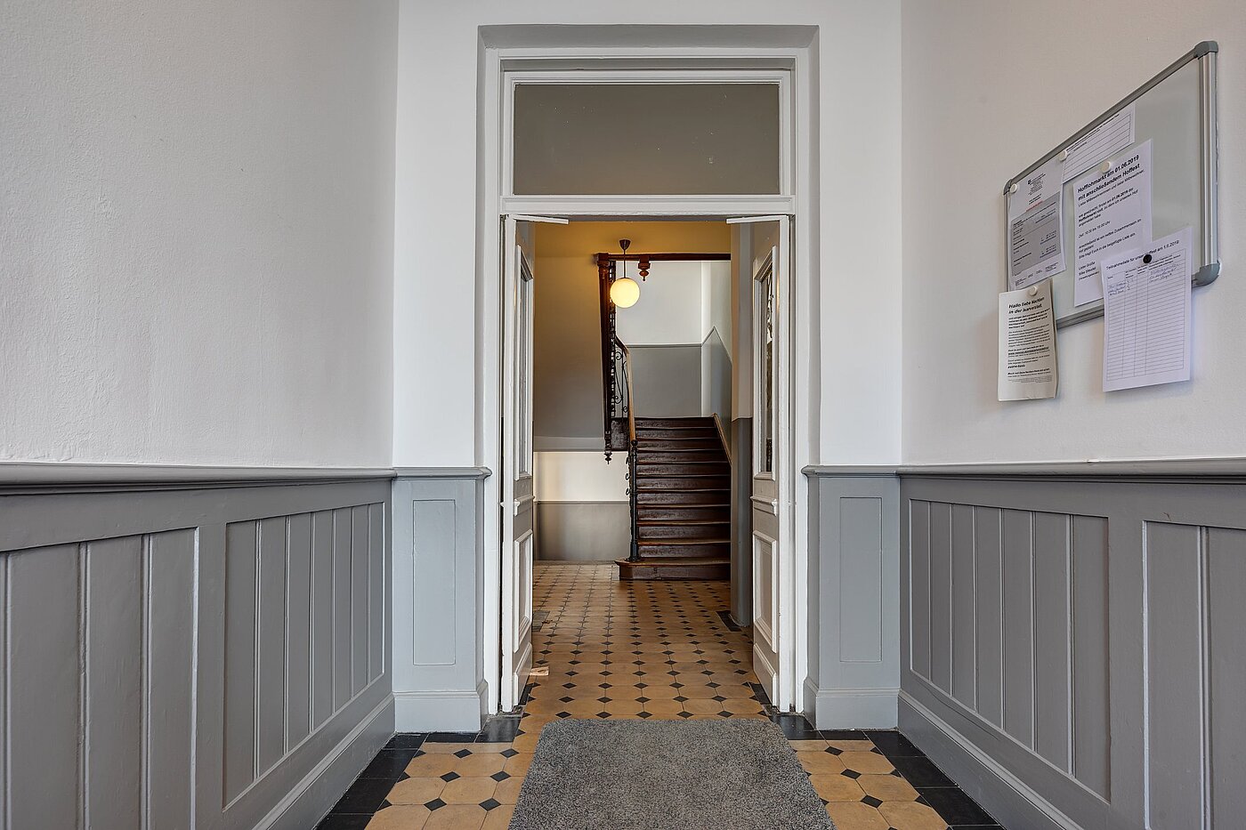 Квартира в многоэтажно доме с 3 комнатами | München-Ludwigsvorstadt | 1905ML1 | Stilechtes Treppenhaus