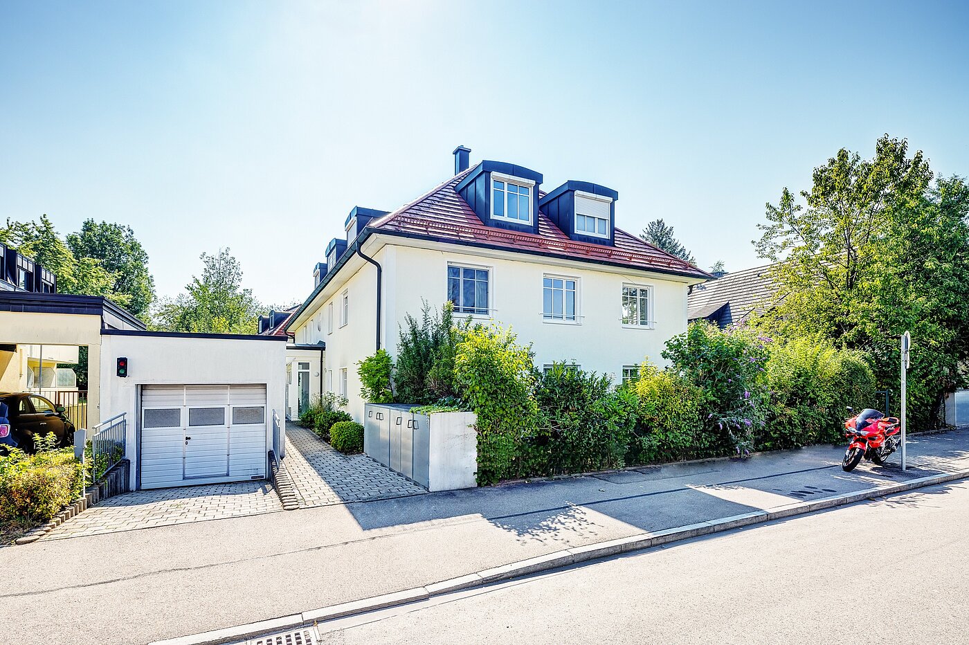 Квартира в многоэтажно доме с 3 комнатами | München-Ramersdorf | 2206ML4 | Außenansicht mit TG-Einfahrt