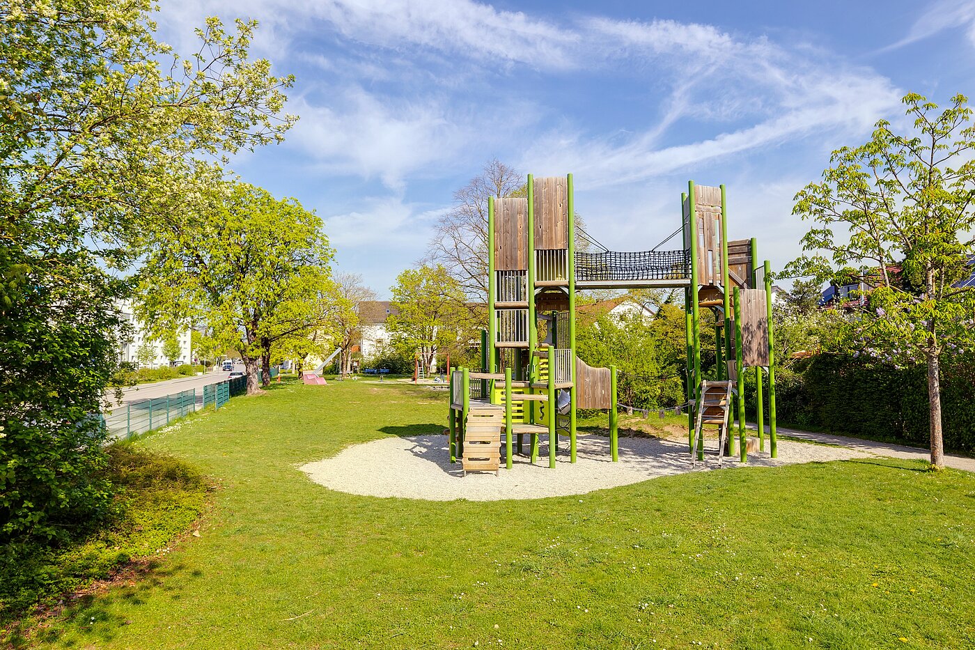 Половина двухквартирного жилого дома с 6.5 комнатами | Unterschleißheim | 70122 | Spielplatz in der Alleestraße