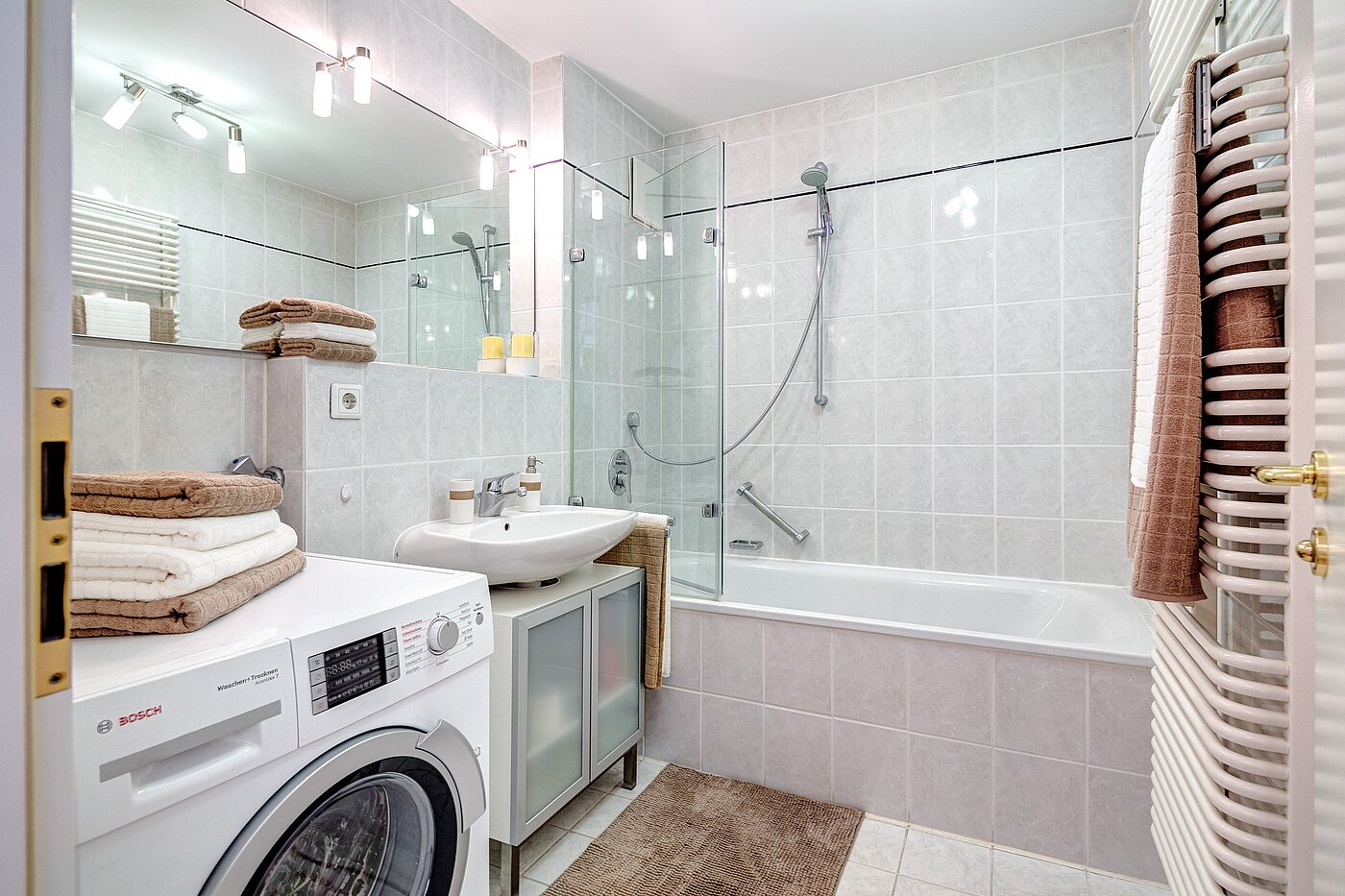 Квартира в многоэтажно доме с 2 комнатами | München-Schwabing | 70102 | Bad mit Badewanne...