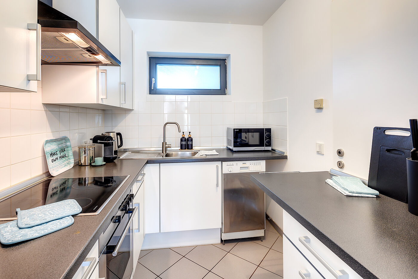 Квартира в многоэтажно доме с 2 комнатами | Haar | 70426 | ...Küche mit Einbauten...