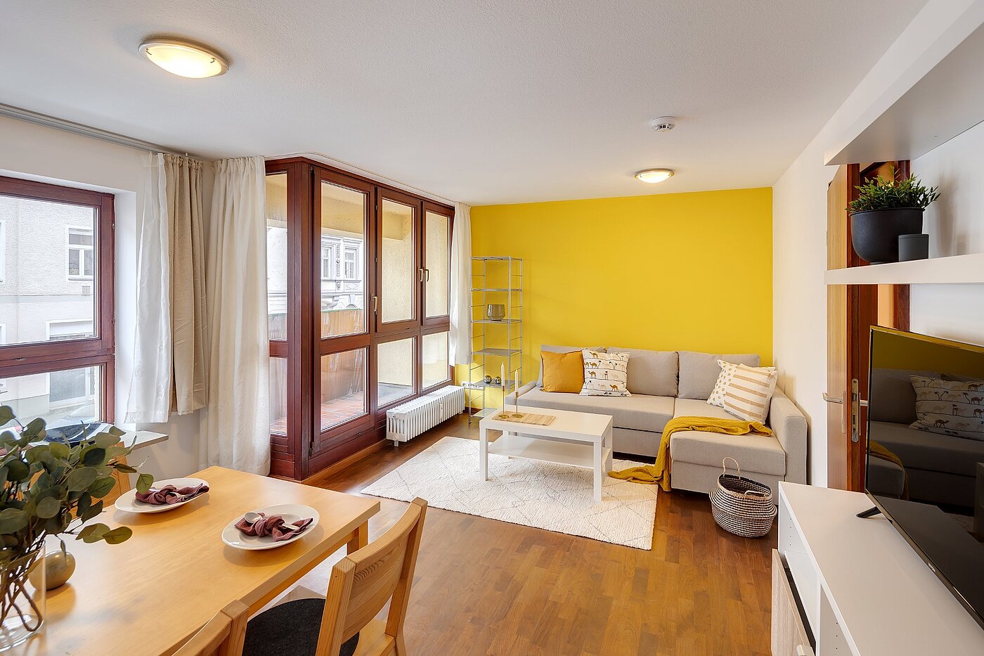 Квартира в многоэтажно доме с 2 комнатами | München-Neuhausen | 2012ML5 | Wohnzimmer mit Loggia