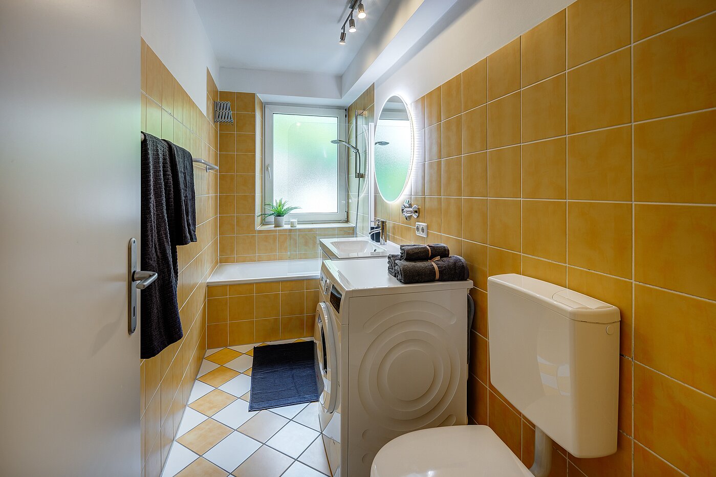 Квартира в многоэтажно доме с 2.5 комнатами | München-Isarvorstadt | 70121 | Bad mit Fenster...