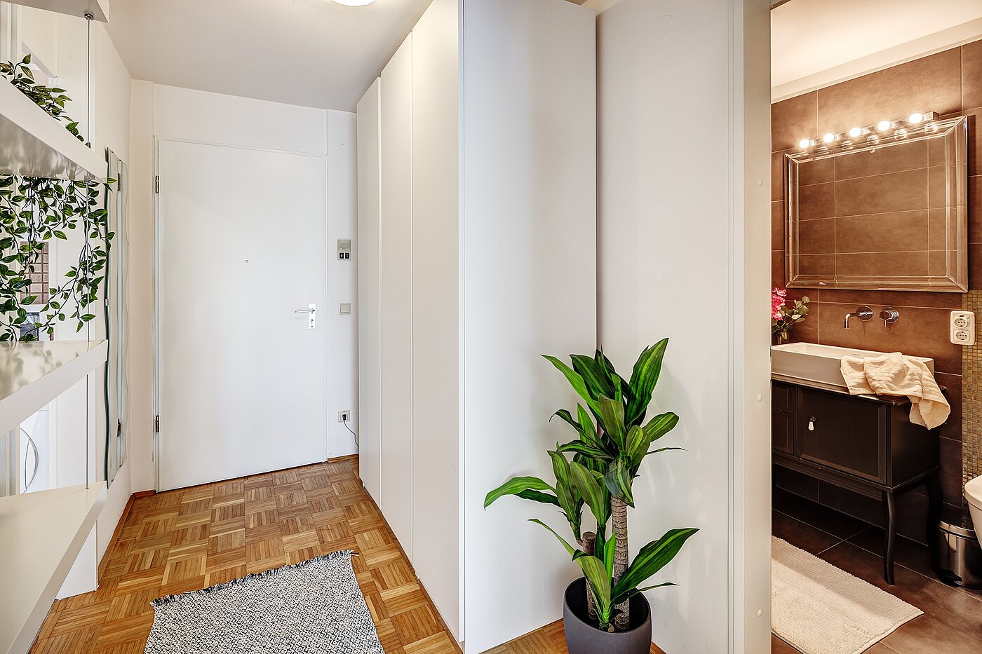 Квартира в многоэтажно доме с 1.5 комнатами | München-Bogenhausen | 2203ML2 | Blick zur Eingangstür und zum Bad