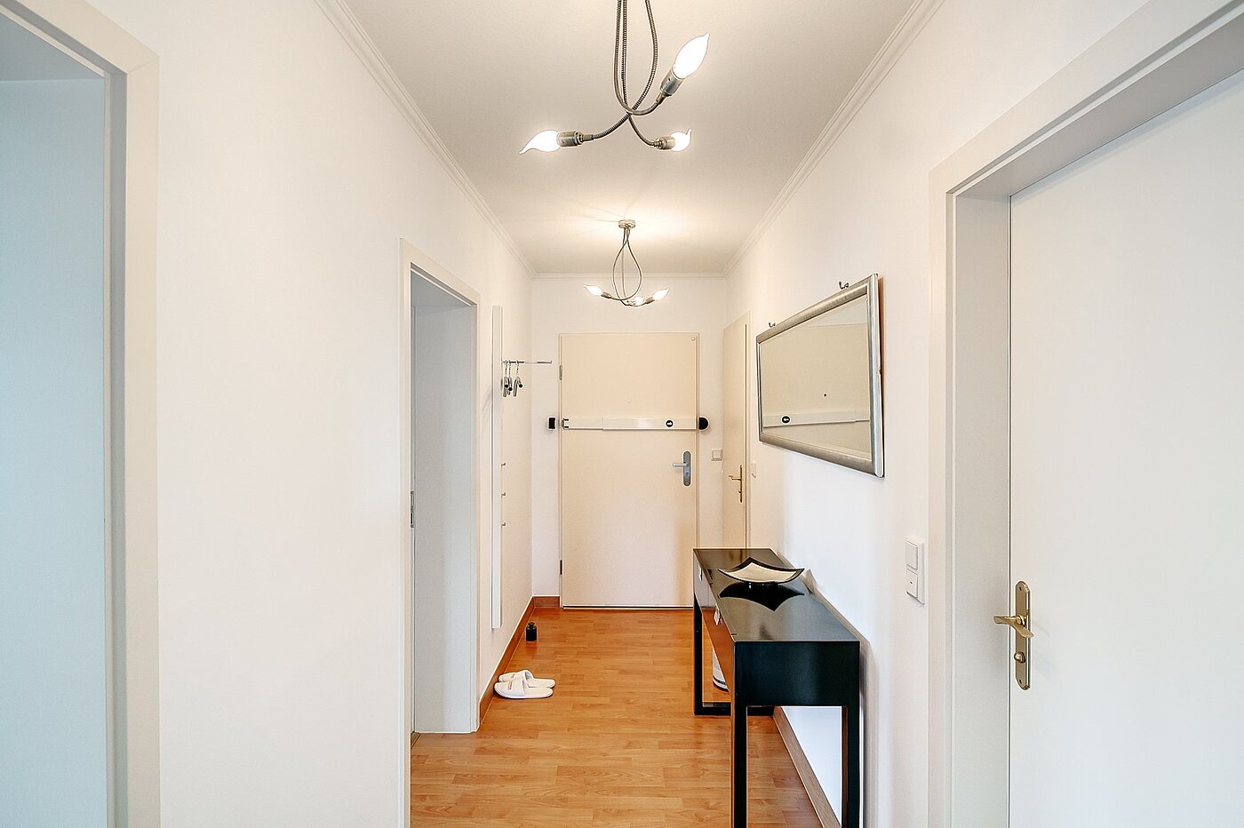 Квартира в многоэтажно доме с 2 комнатами | München-Schwabing | 2102ML3 | Der zentrale Flur von dem ...