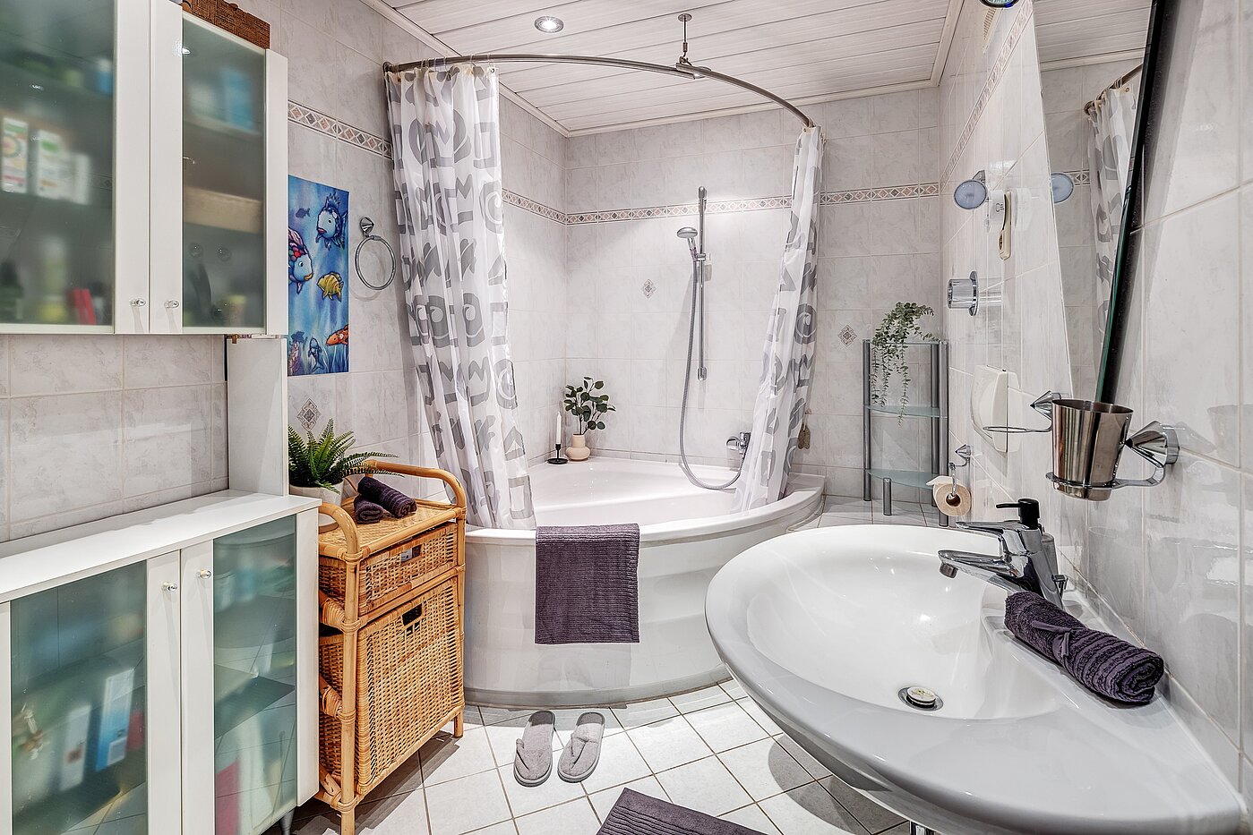 Квартира в многоэтажно доме с 2 комнатами | Germering | 70029 | Bad mit Eckbadewanne