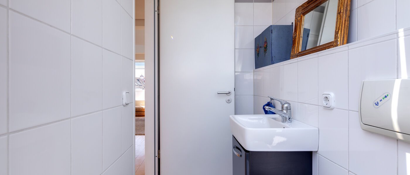 двухэтажная квартира München Sendling 02 гостевой туалет 10582