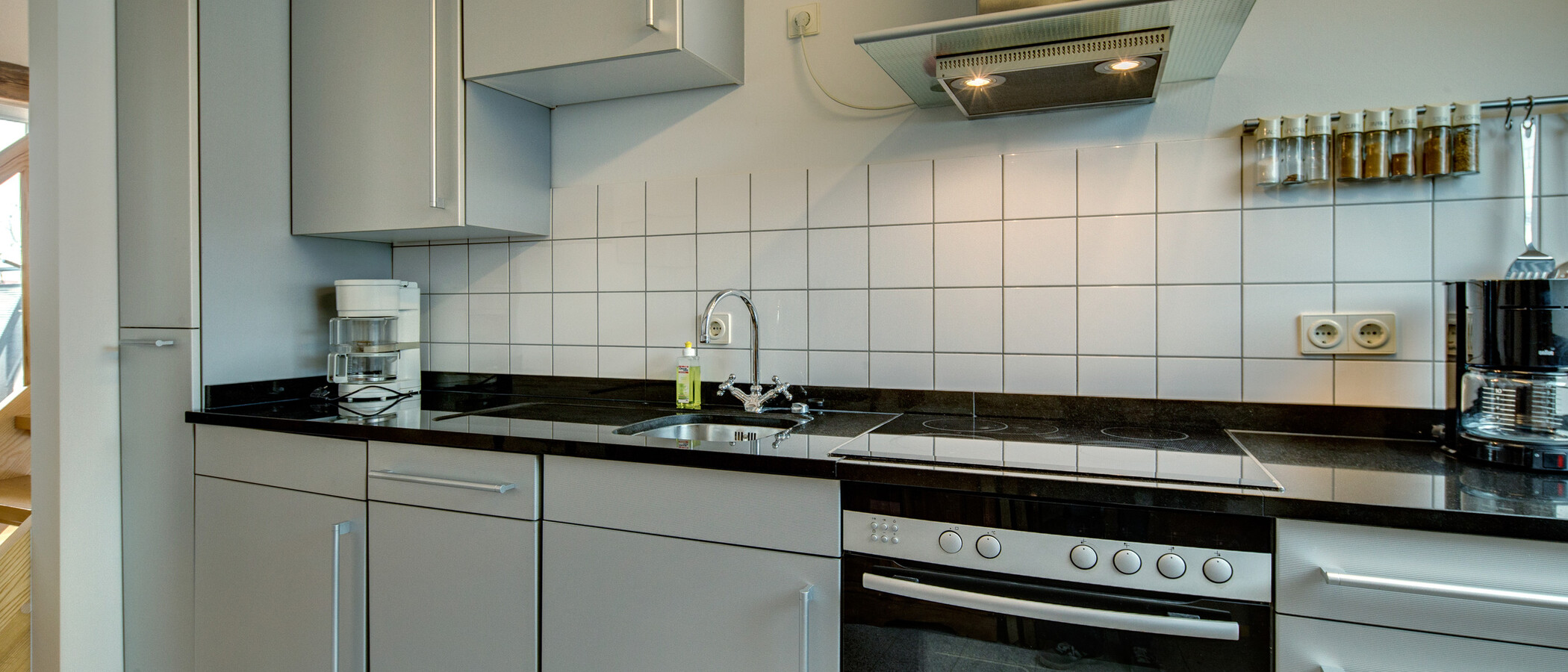 квартира-галерея München Schwabing (links der Leopoldstraße) 02 кухня 1090