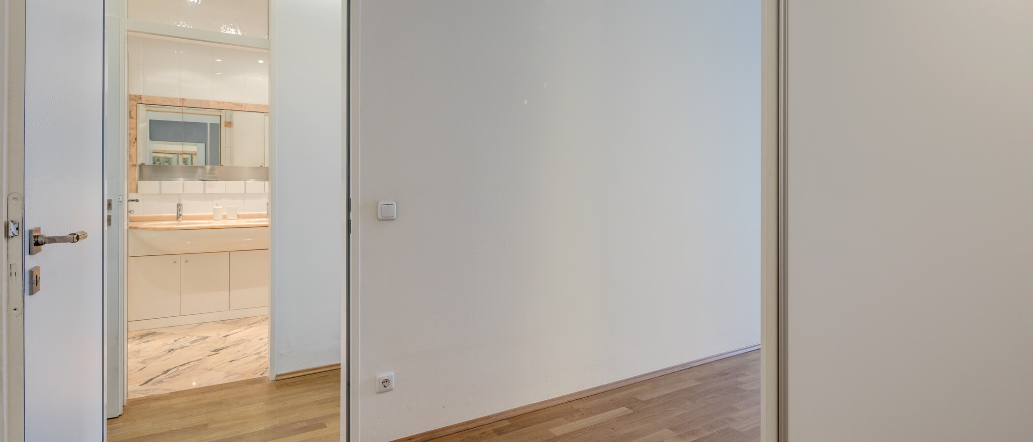двухэтажная квартира München Schwabing-West (rund um den Hohenzollernplatz) 05 коридор 11000