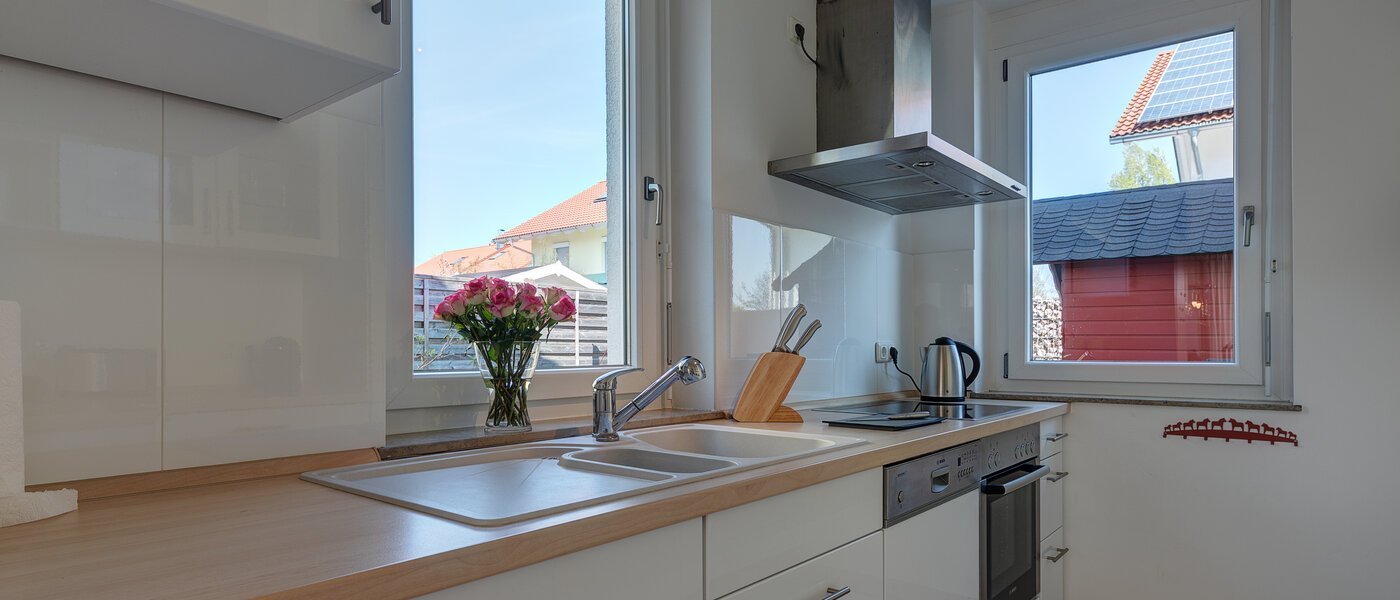 Половина двухквартирного жилого дома Gröbenzell 02 кухня 11015