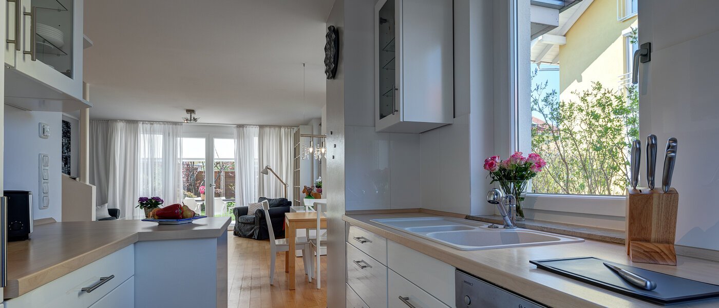 Половина двухквартирного жилого дома Gröbenzell 05 кухня 11015