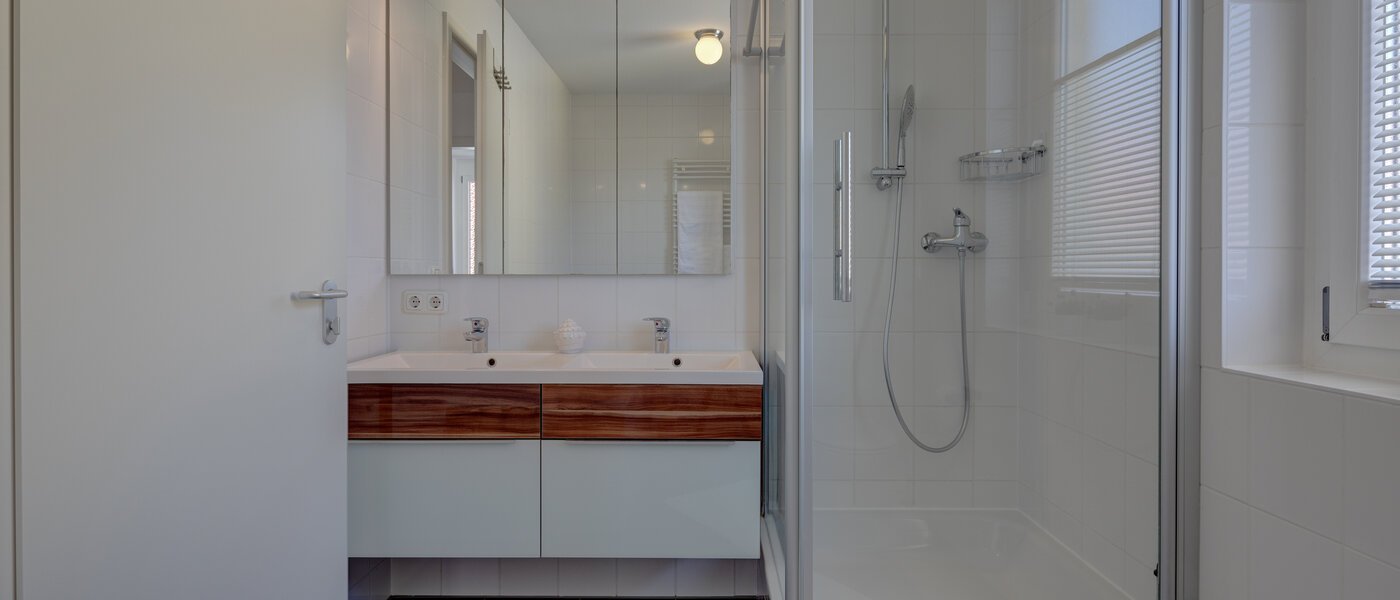 Половина двухквартирного жилого дома Gröbenzell 01 ванная комната 11015