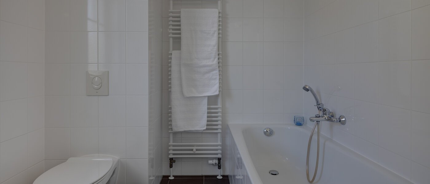 Половина двухквартирного жилого дома Gröbenzell 03 ванная комната 11015