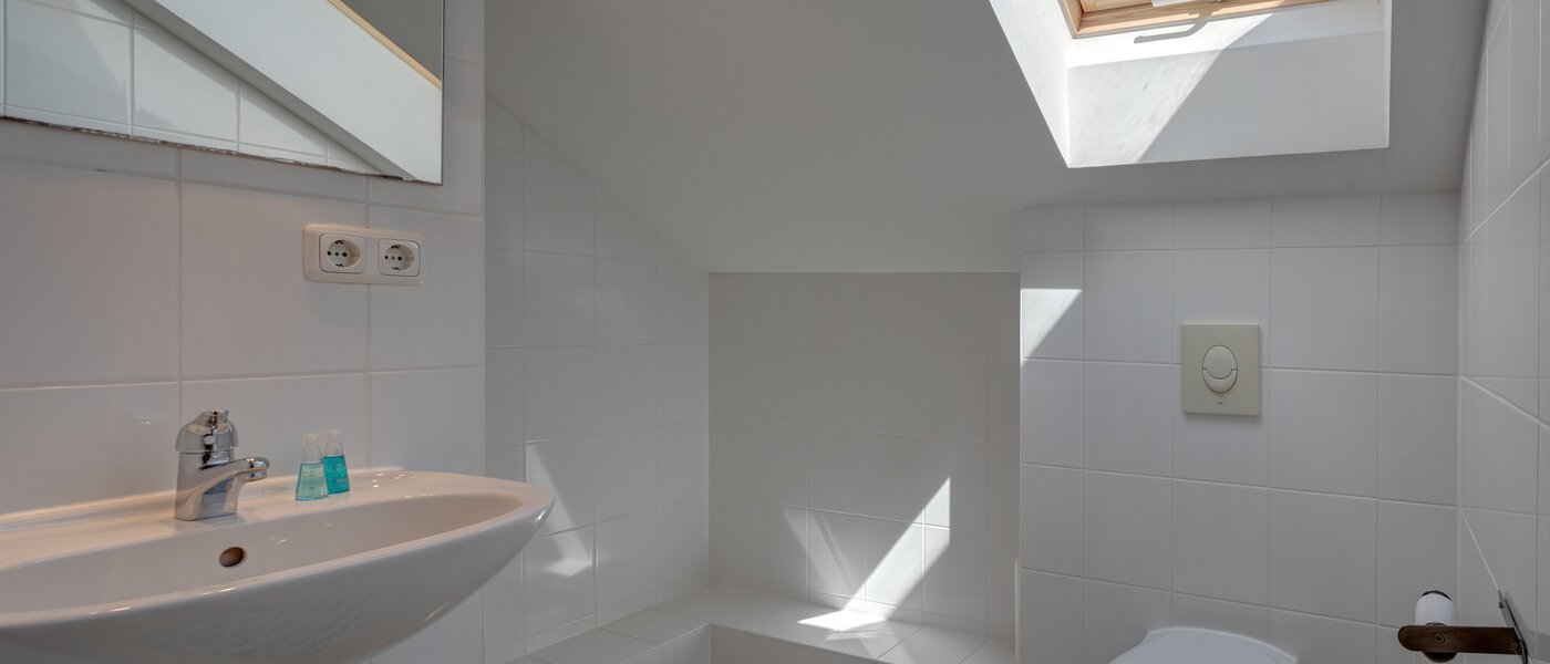 Половина двухквартирного жилого дома Gröbenzell 02 2-я ванная комната 11015