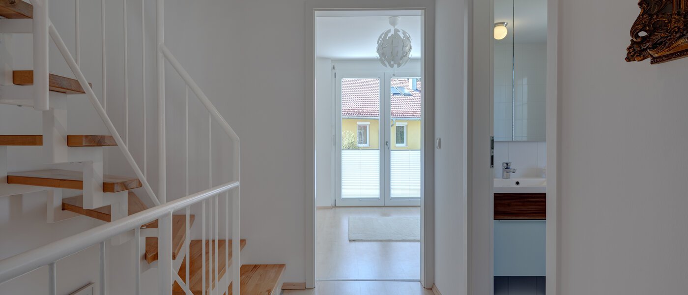 Половина двухквартирного жилого дома Gröbenzell 04 коридор 11015