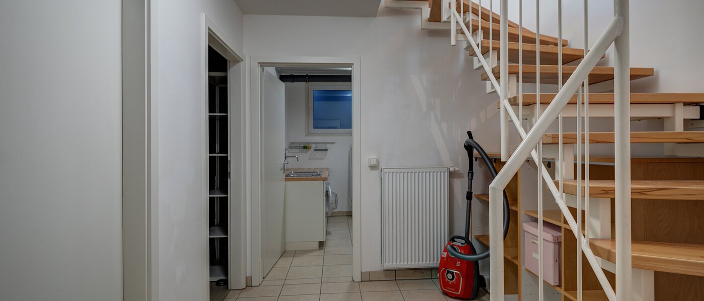 Половина двухквартирного жилого дома Gröbenzell 05 коридор 11015