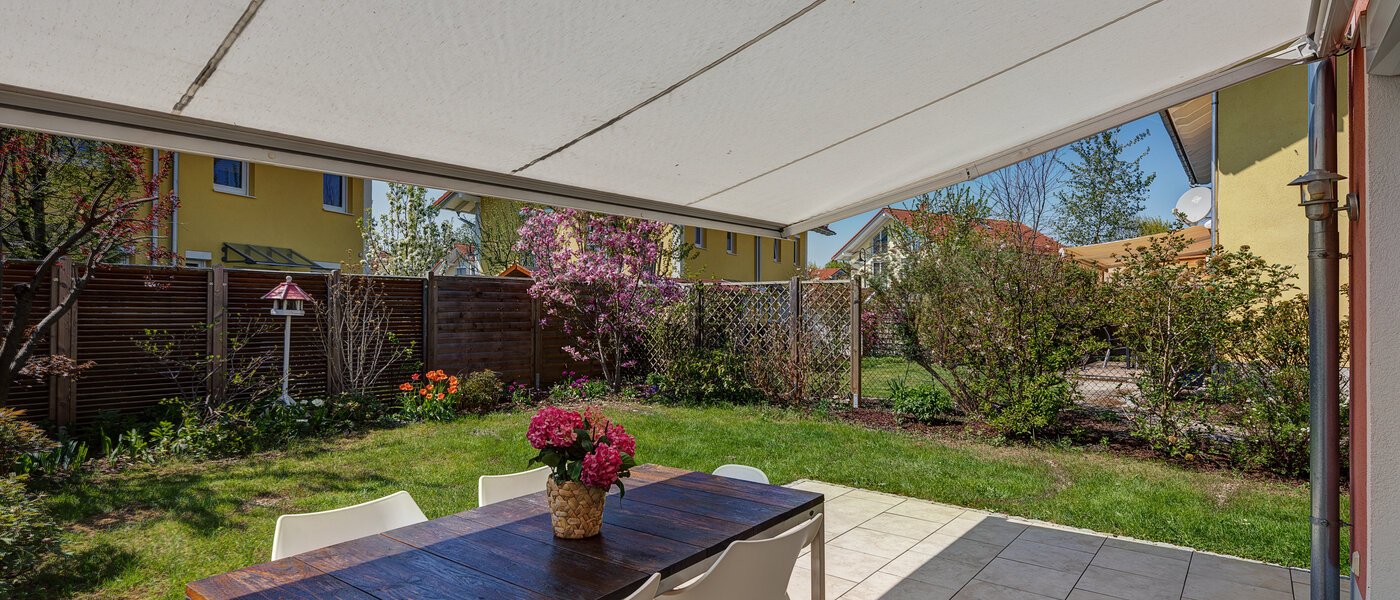 Половина двухквартирного жилого дома Gröbenzell 01 терраса 11015