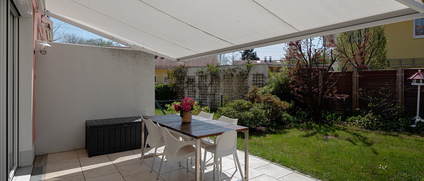 Половина двухквартирного жилого дома Gröbenzell 02 терраса 11015