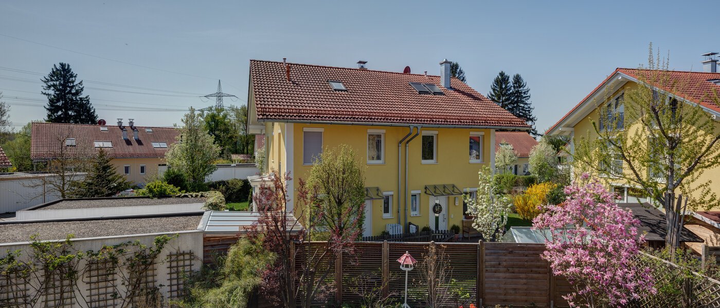 Половина двухквартирного жилого дома Gröbenzell 01 вид из окна 11015