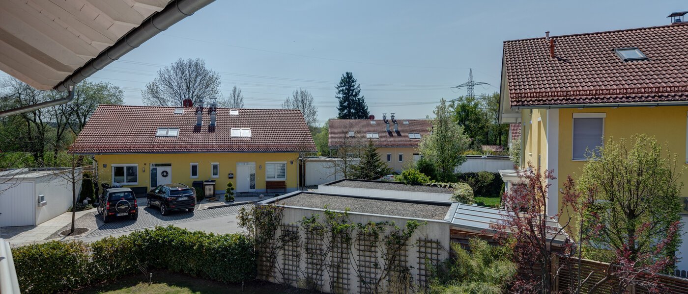 Половина двухквартирного жилого дома Gröbenzell 02 вид из окна 11015