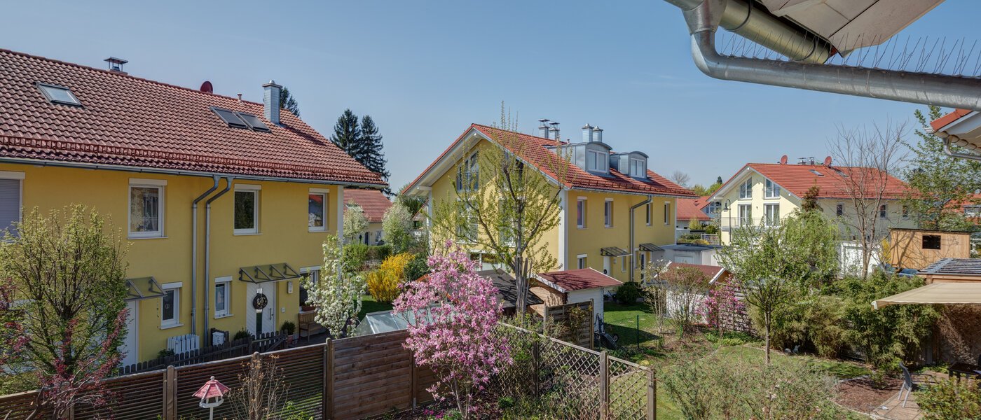 Половина двухквартирного жилого дома Gröbenzell 03 вид из окна 11015