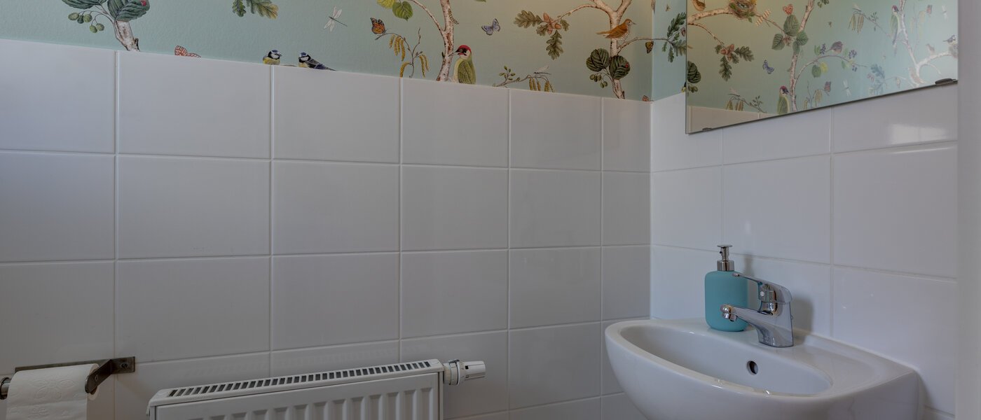 Половина двухквартирного жилого дома Gröbenzell 01 гостевой туалет 11015