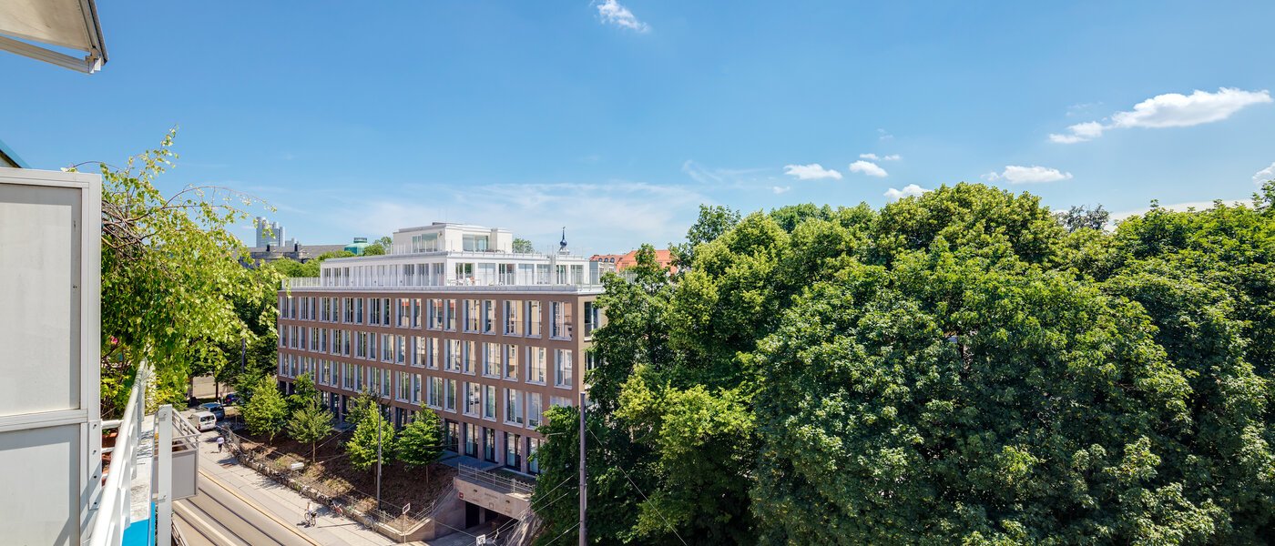 мансардная квартира München Bogenhausen 02 вид из окна 11076