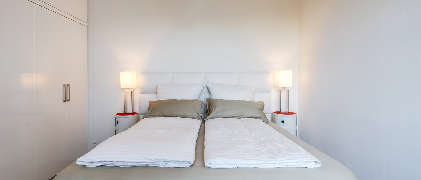 мансардная квартира München Arabellapark 01 спальная комната 11226