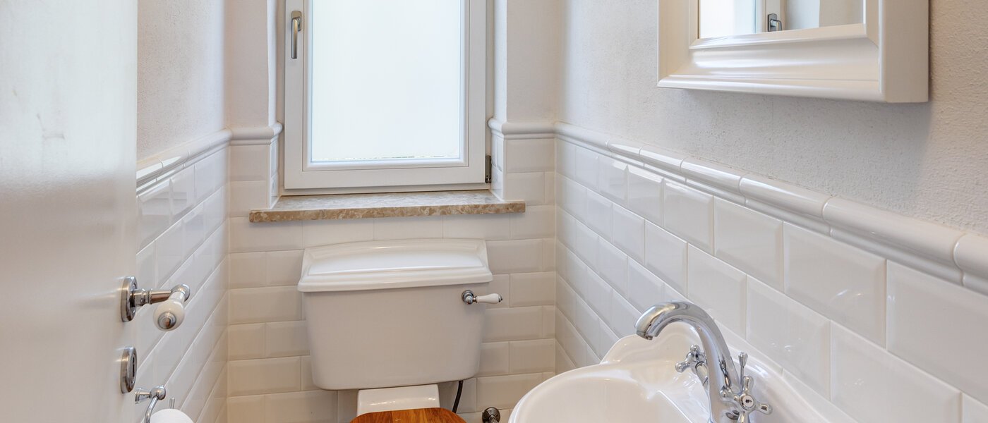 квартира с садом Feldafing 01 гостевой туалет 11698