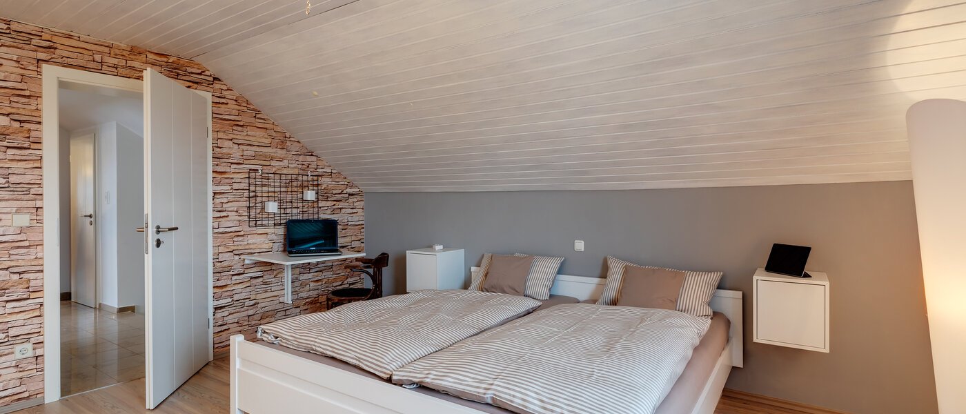 мансардная квартира München Lerchenau 01 спальная комната 11948