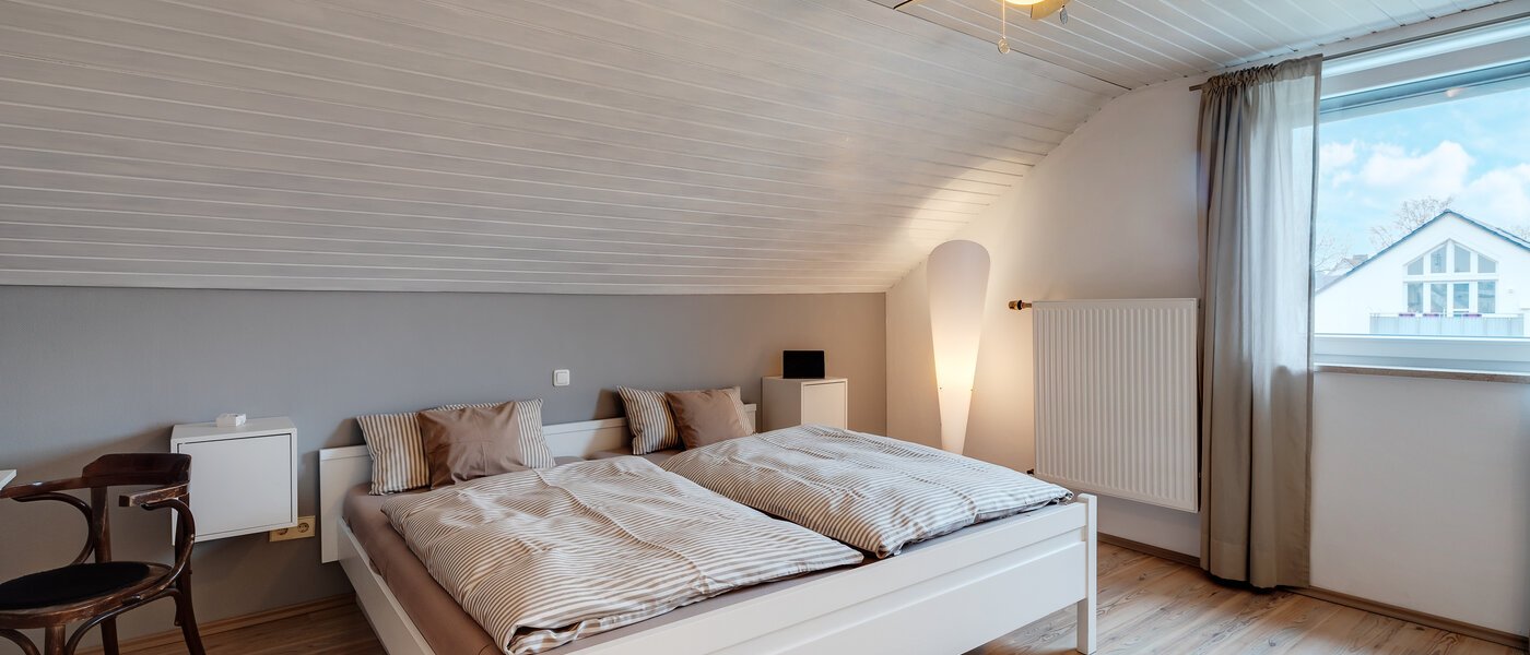 мансардная квартира München Lerchenau 02 спальная комната 11948