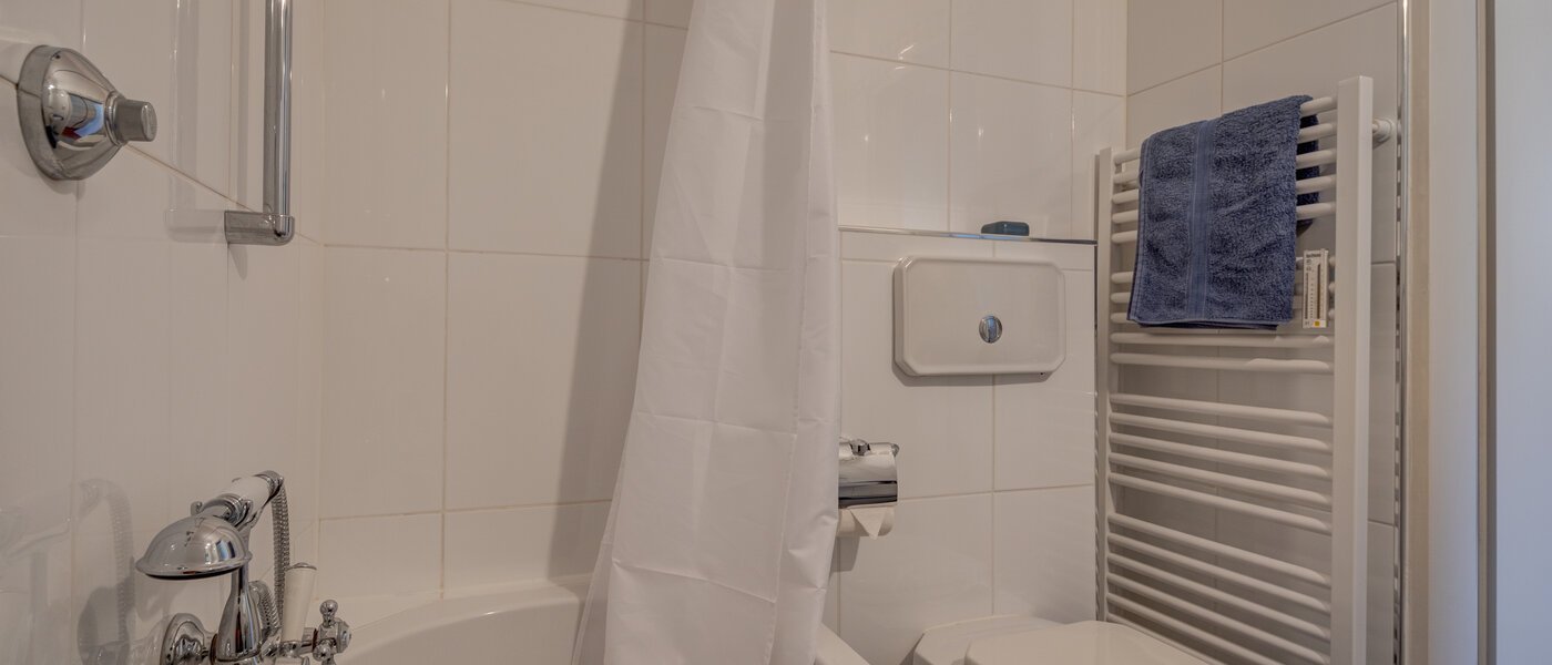 мансардная квартира München Oberföhring 04 ванная комната 1205