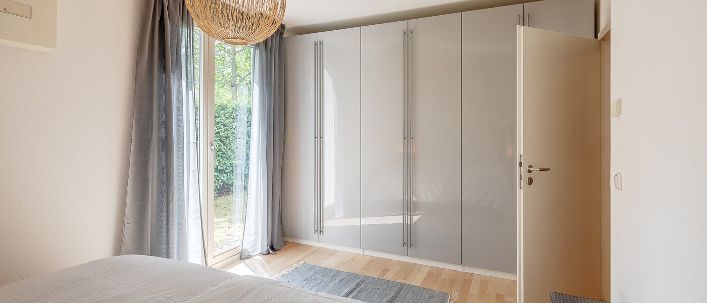 квартира с садом München Messestadt Riem 02 спальная комната 12287