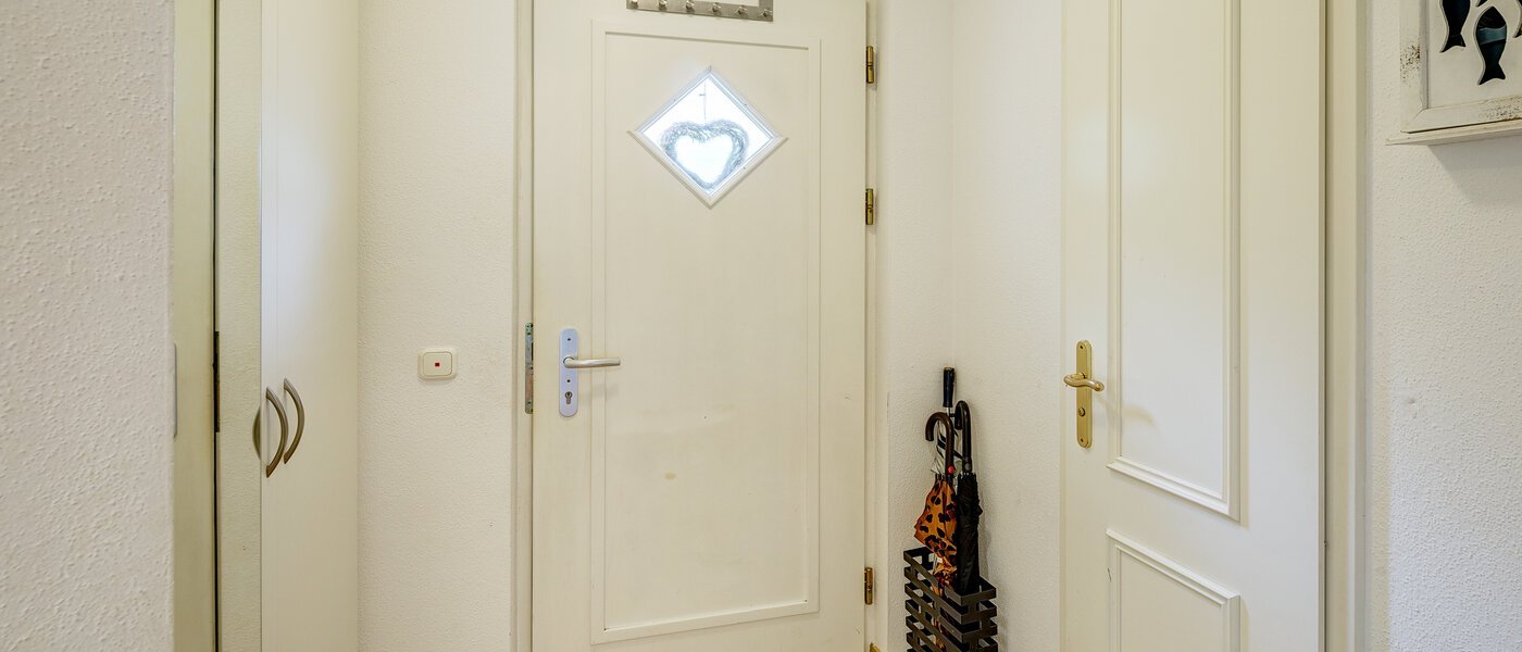 Половина двухквартирного жилого дома Gauting 01 коридор 12610