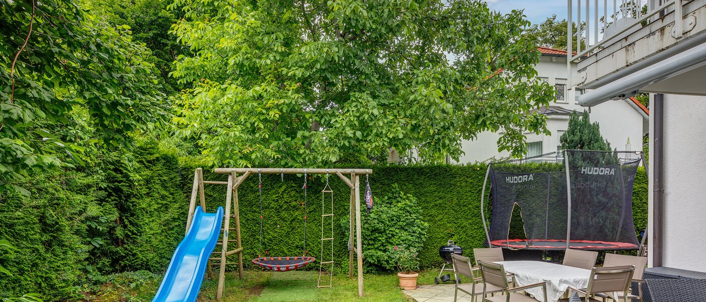 Половина двухквартирного жилого дома Gauting 01 сад 12610