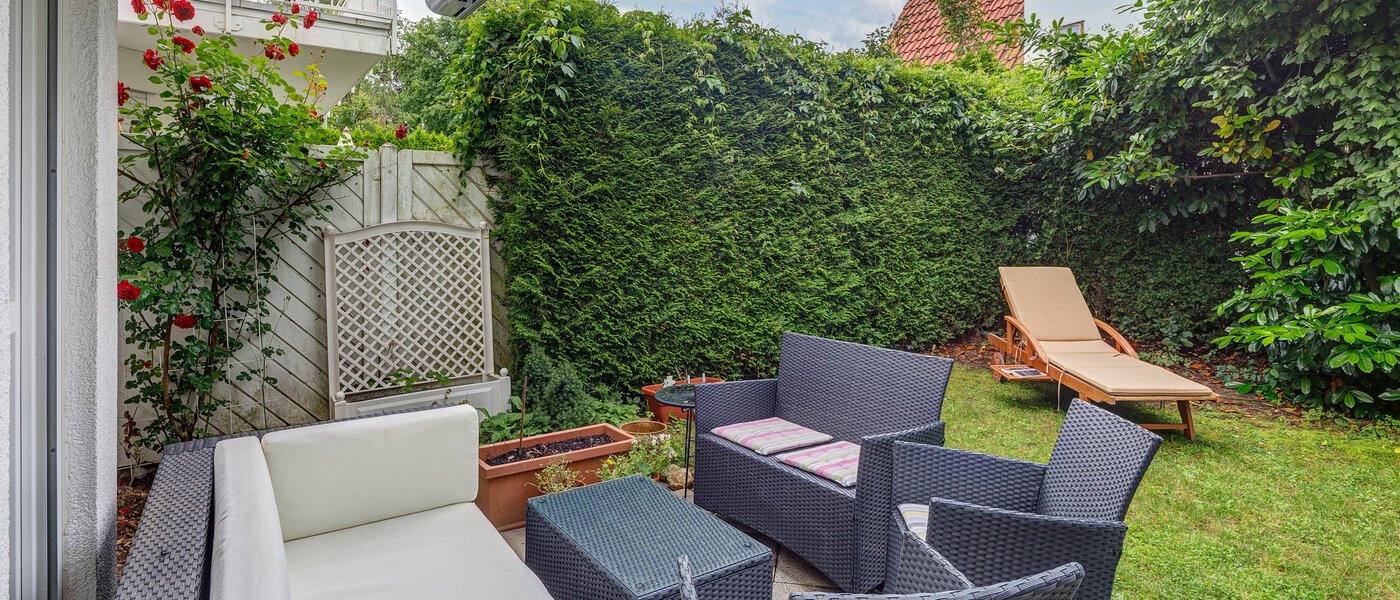 Половина двухквартирного жилого дома Gauting 04 сад 12610