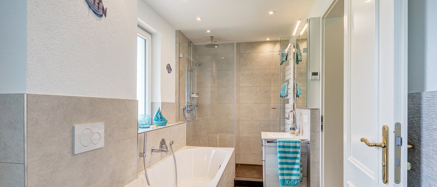 Половина двухквартирного жилого дома Gauting 01 1-я ванная комната 12610