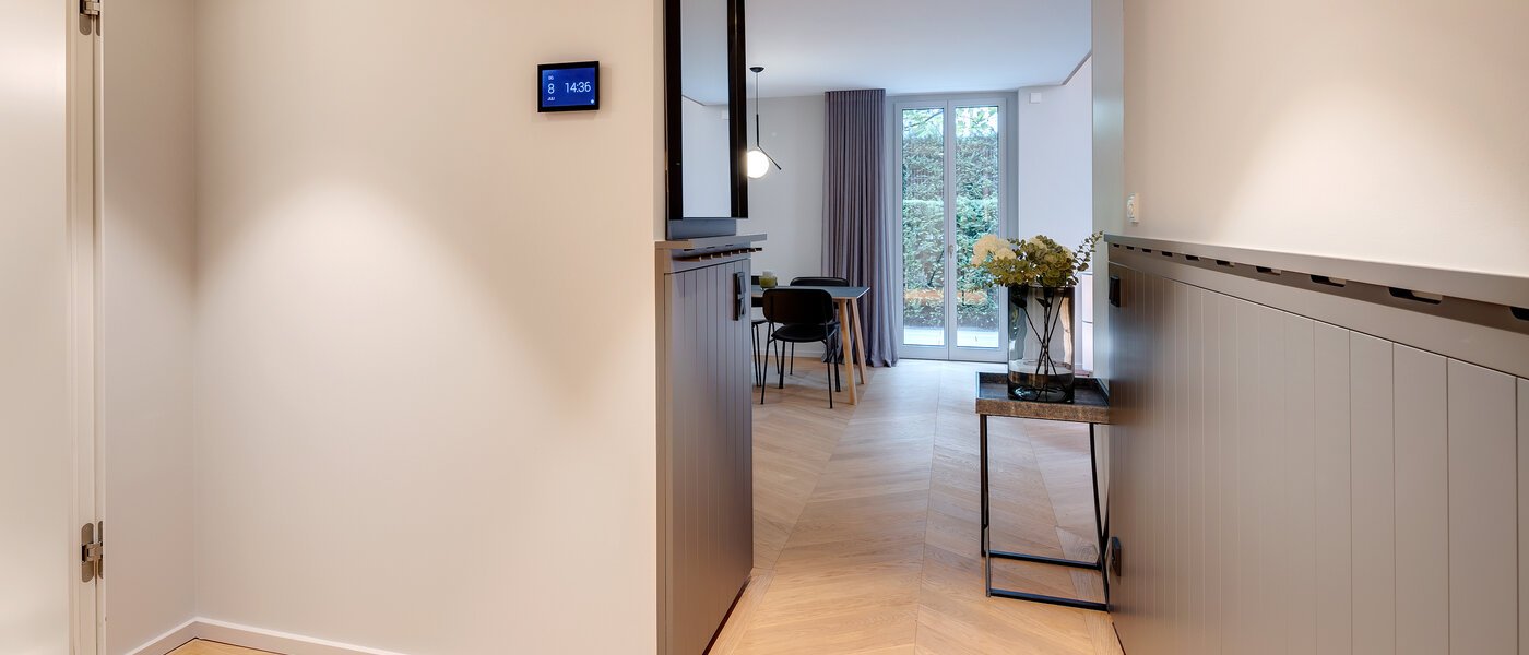 двухэтажная квартира-галерея München Herzogpark 03 коридор 12616