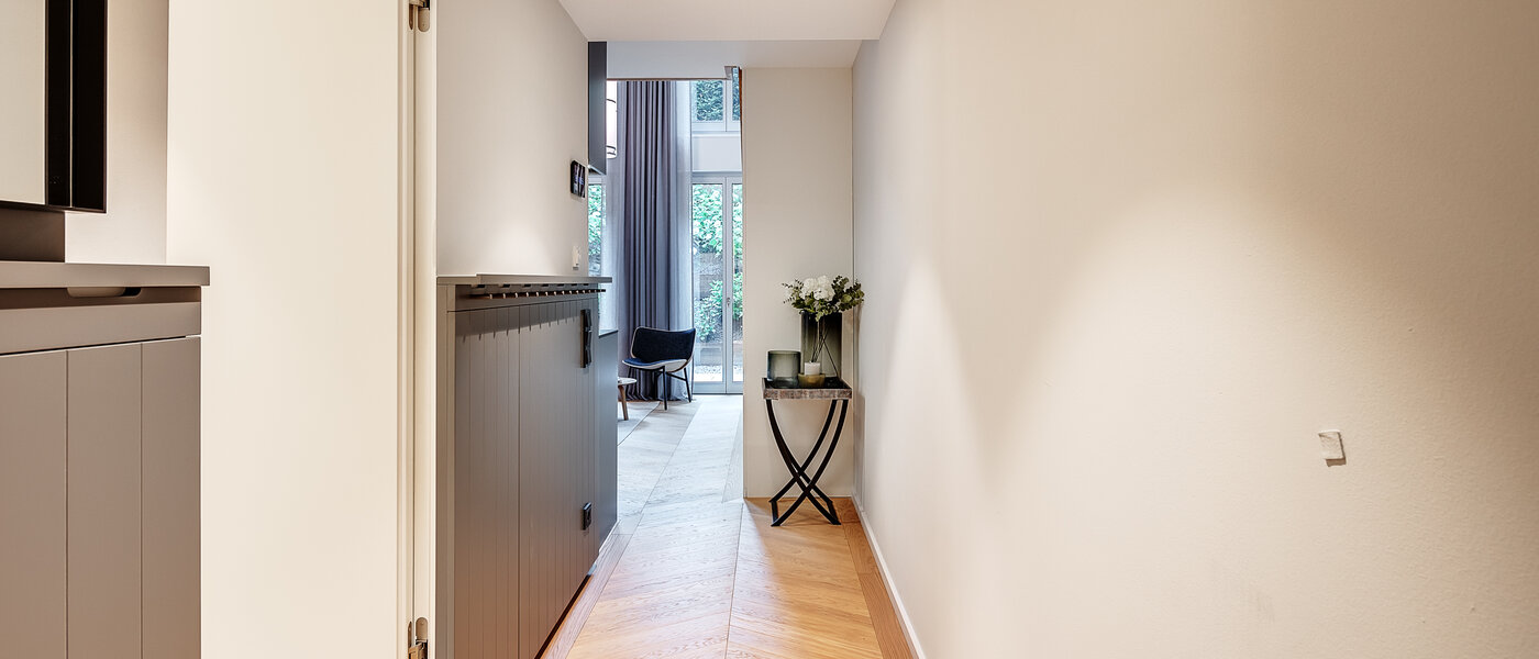 двухэтажная квартира-галерея München Herzogpark 02 коридор 12618