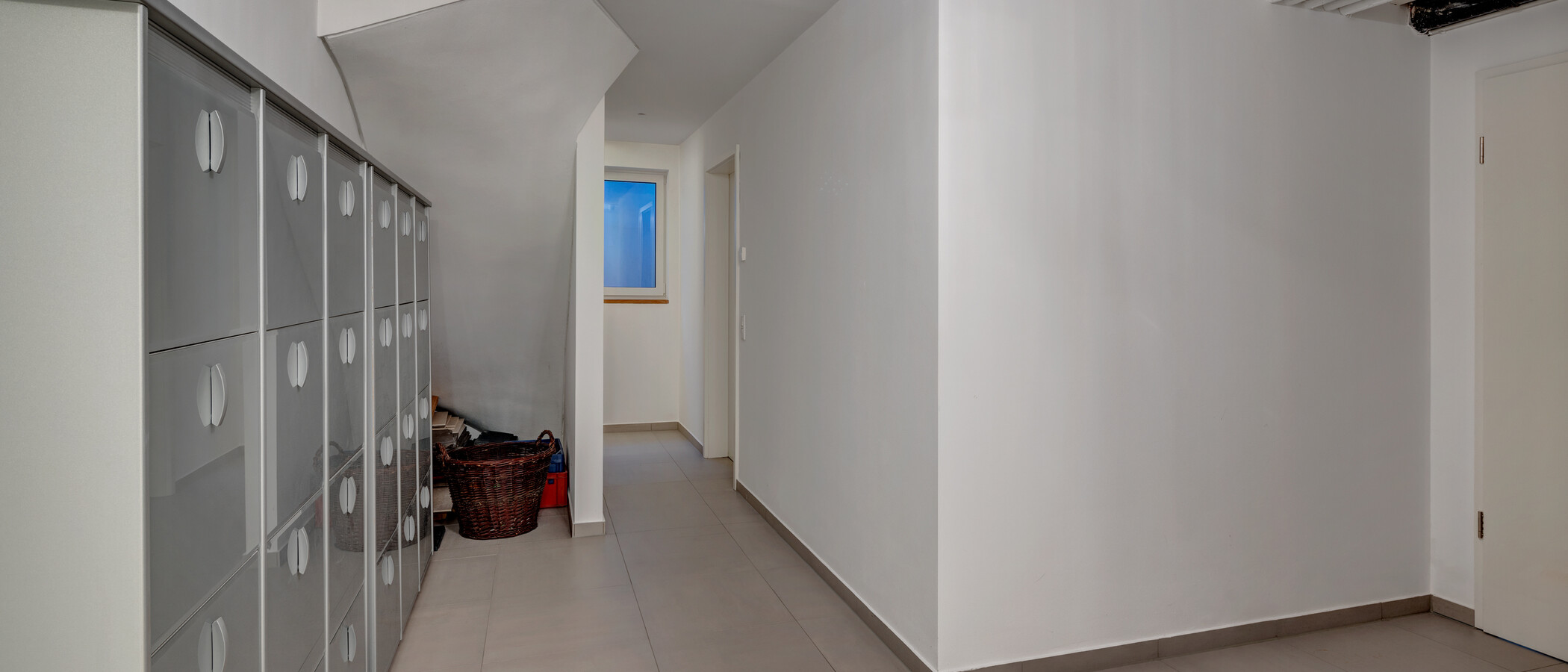 Половина двухквартирного жилого дома München Feldmoching 13 коридор 12903