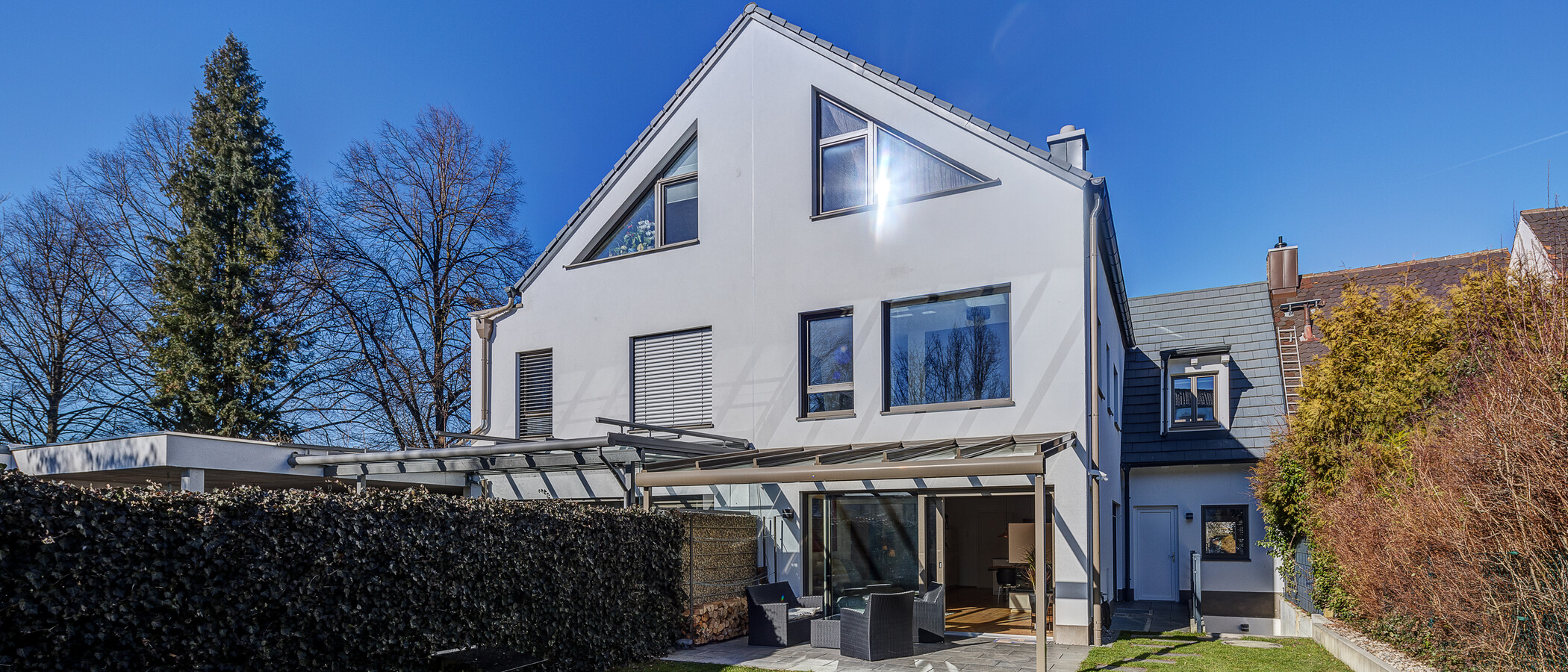 Половина двухквартирного жилого дома München Feldmoching 01 сад 12903