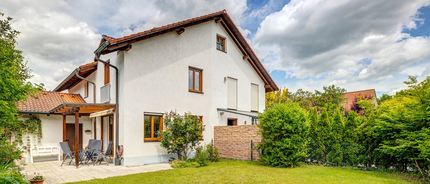 Половина двухквартирного жилого дома Maisach 01 сад 13032