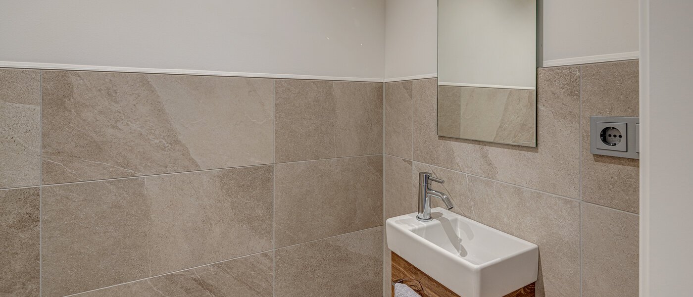 двухэтажная квартира München Neuhausen 02 гостевой туалет 13127