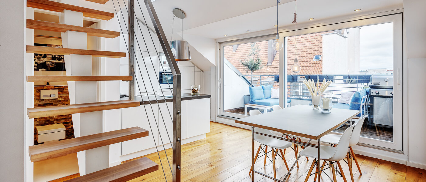 двухэтажная квартира-галерея München Maxvorstadt - Museumsviertel 01 обеденная зона 13166