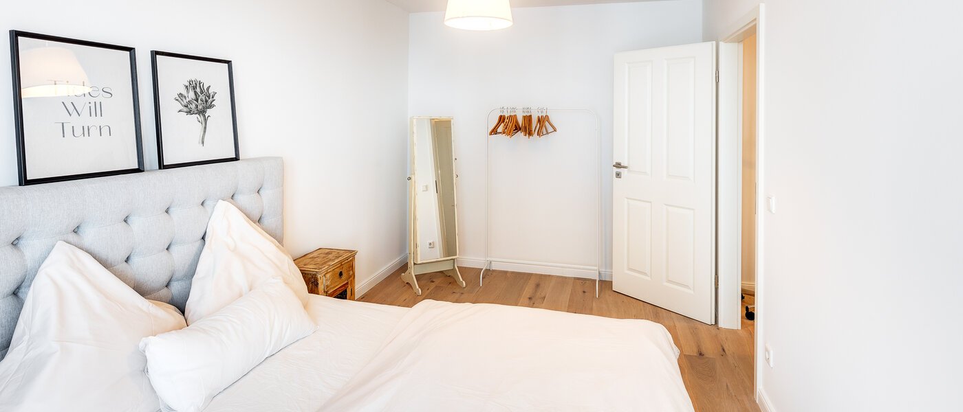 мансардная квартира München Schwabing-West 01 спальная комната 13771