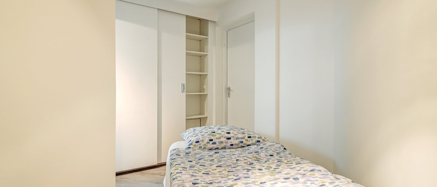 двухэтажная квартира-галерея München Bogenhausen 01 гостевая комната 13849