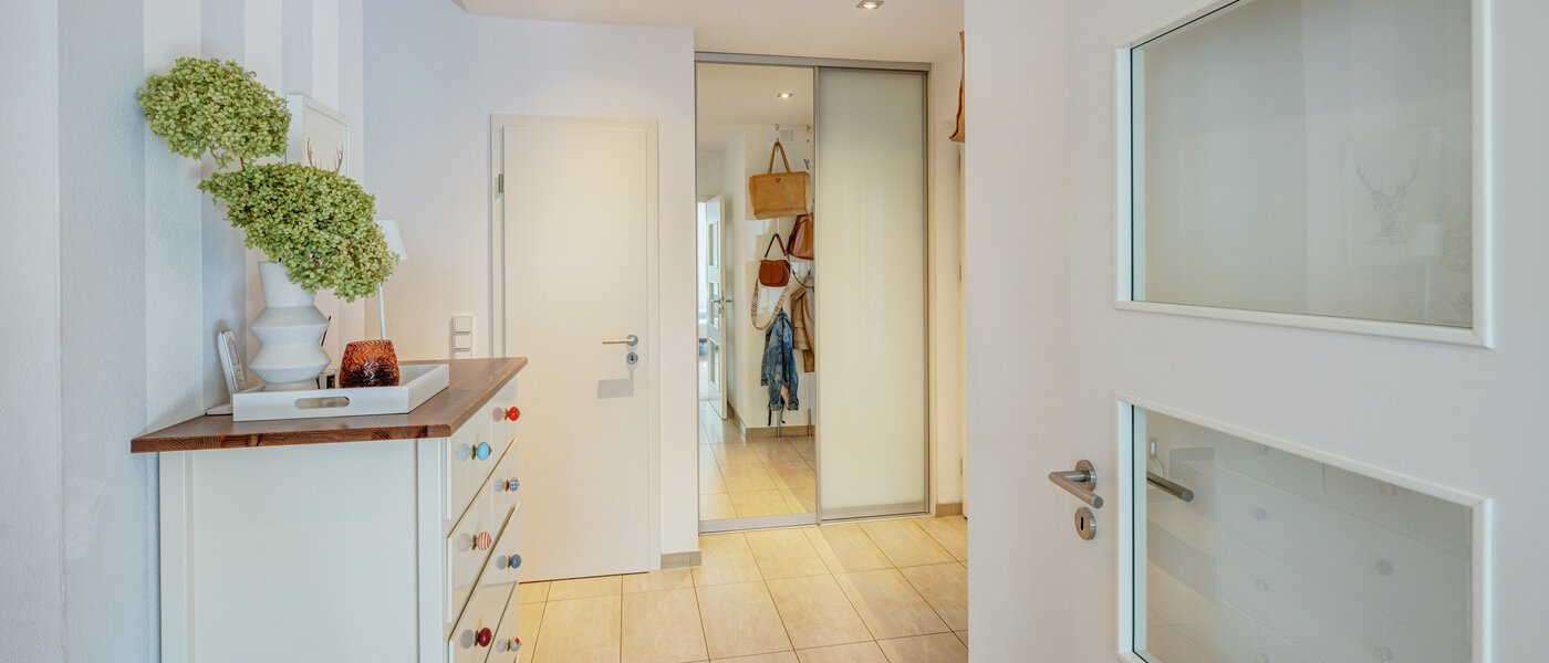 Половина двухквартирного жилого дома Ottobrunn 05 коридор 14180