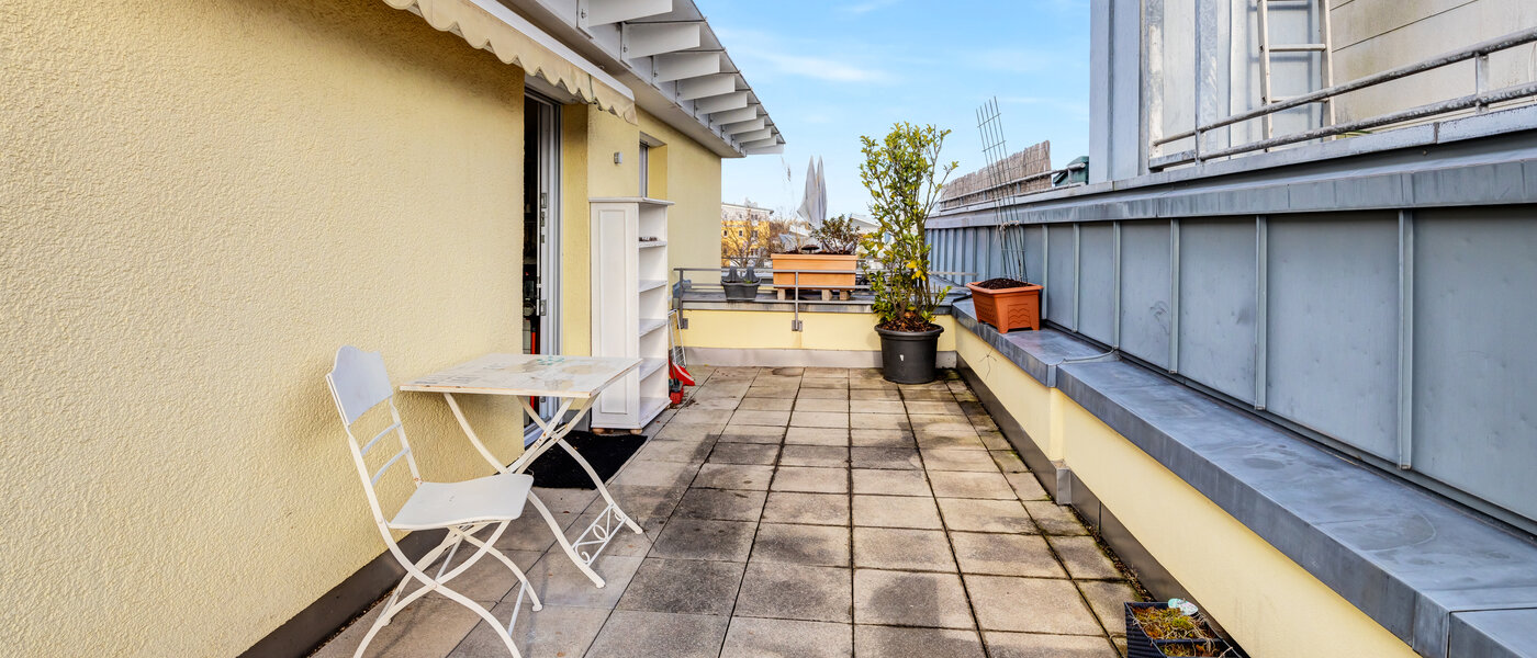 мансардная квартира München Untermenzing 05 терраса с крышей 14293