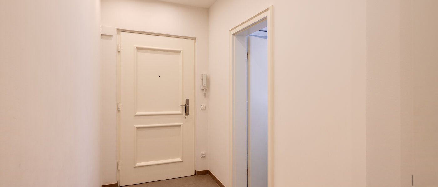 Половина двухквартирного жилого дома Grünwald 07 коридор 14454