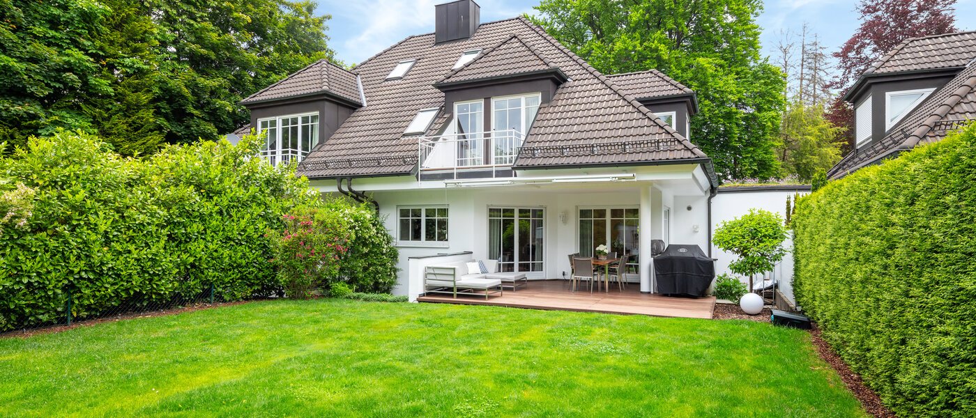 Половина двухквартирного жилого дома Grünwald 01 сад 14454